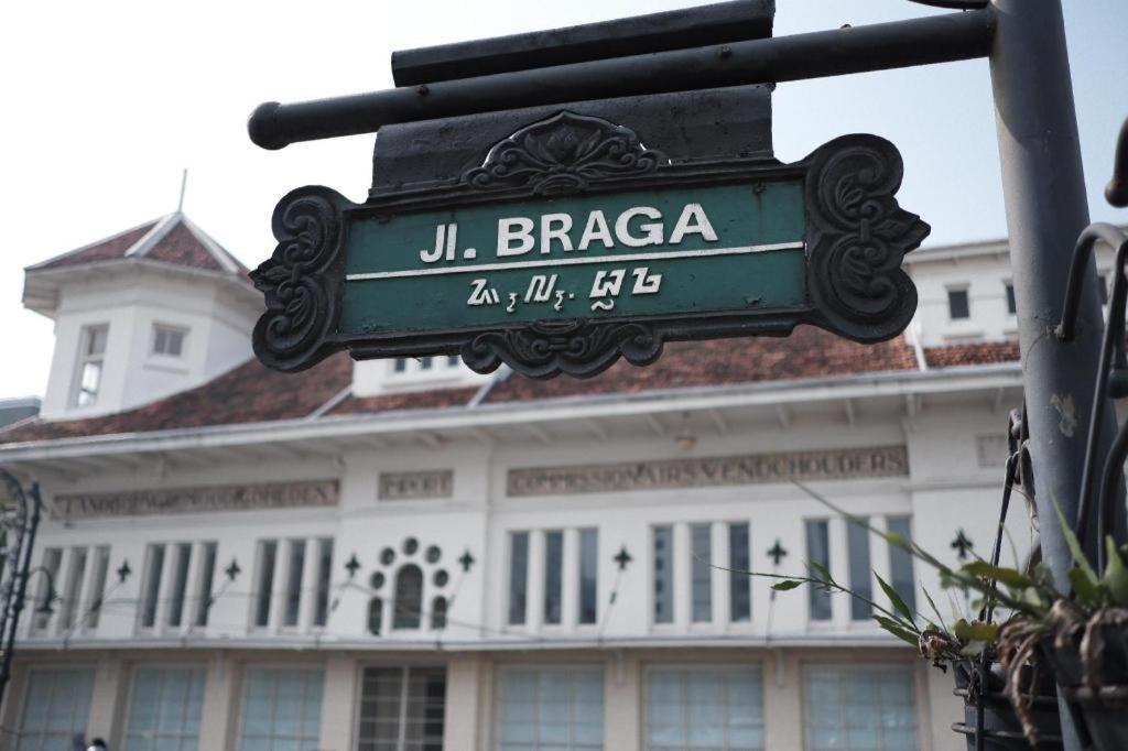 The Batik Bed And Coffee Bandung Hotel Exterior photo